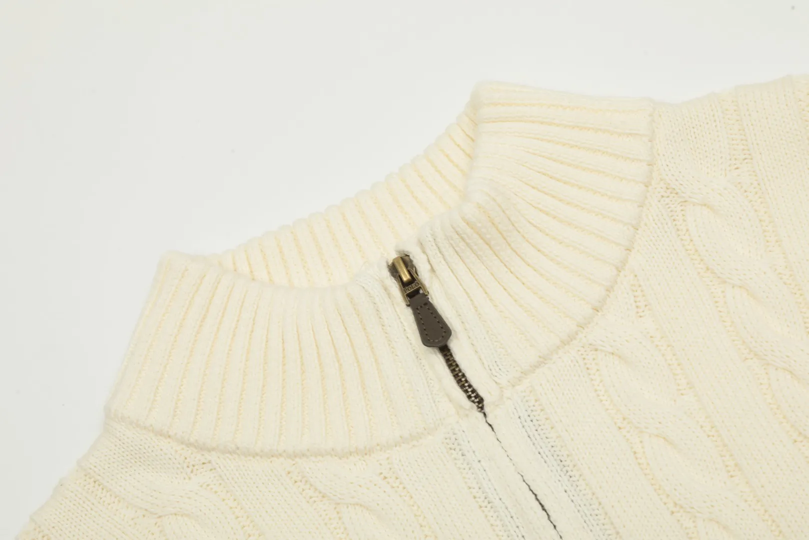 P250 Top quality" Style number: DS014# (not off the shelves all year round) [Ralph Lauren half-zip solid color pony embroidery logo twist knitted sweater] ✅Ralph Lauren half-zip classic basic versatile unisex couple pullover sweater ✅Main supplier platform live broadcast Wholesale entity Replenish when out of stock Not off the shelf ✅ZP quality 1:1 version Scan the code to enter the GF website Counter quality ✅Detailed quality The only one in Guangzhou Imported quality cotton yarn, focusing on high-end, cost-effective, good quality needless to say ✅The version is restored to the original order, the maximum size can be worn up to 200 pounds, loose, comfortable and stress-free ✅The upper body is simple and easy to match, ootd must-have style, good-looking clothes are never picky, a must-have wardrobe recommendation Size: S-XL Color: Navy blue milk white black pure white gray khaki light blue yellow pink olive green red blue label red gold label